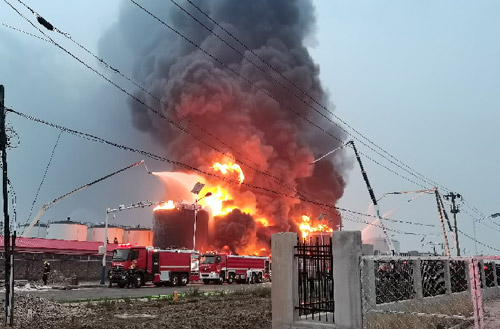 九游娱乐压缩空气泡沫消防车救援广东省佛山市高明区火灾