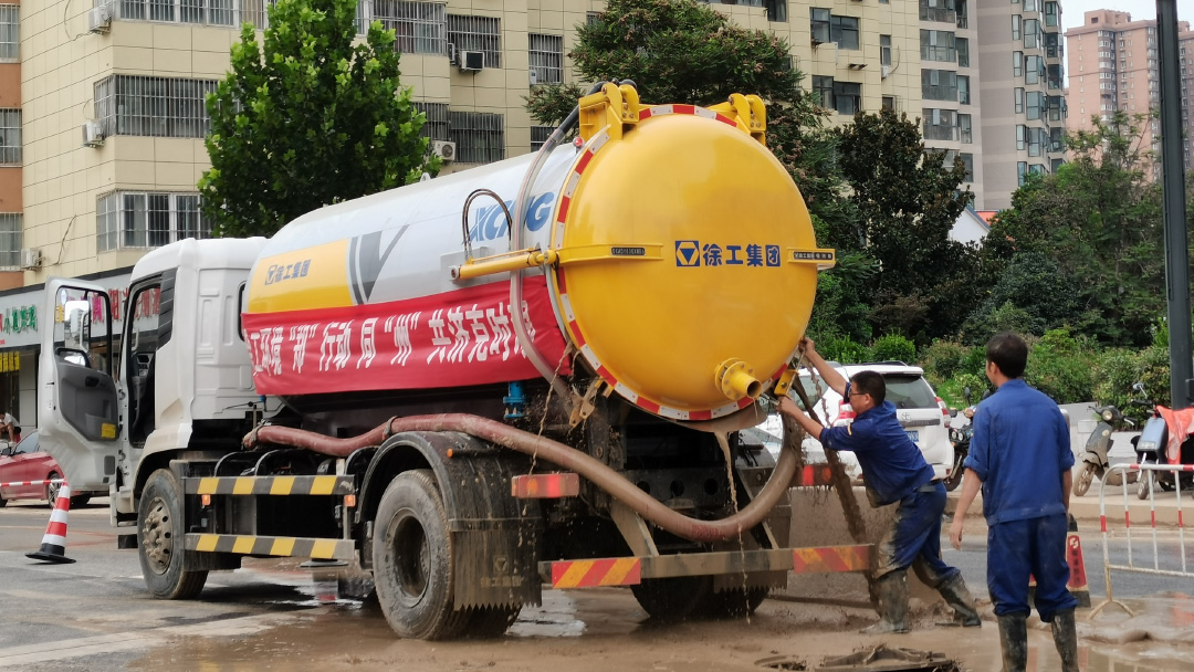 九游娱乐吸污车驰援郑州特大暴雨