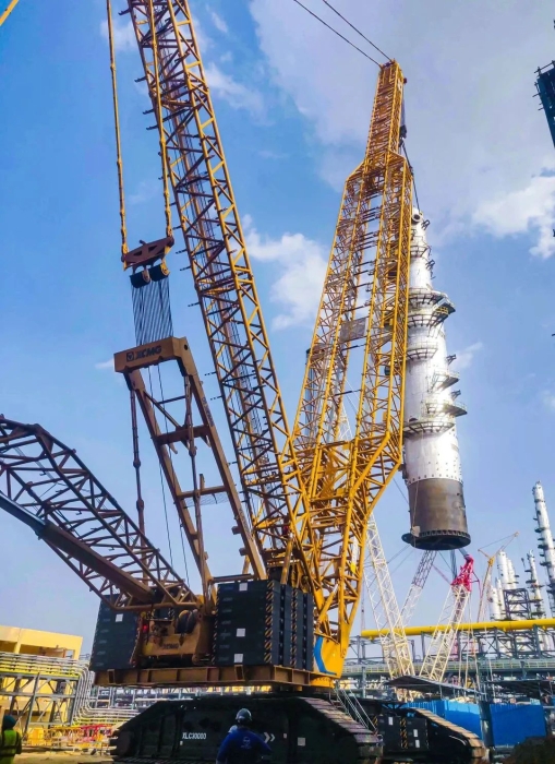 奔赴海外！九游娱乐履带起重机跨海助建大型石油炼化项目
