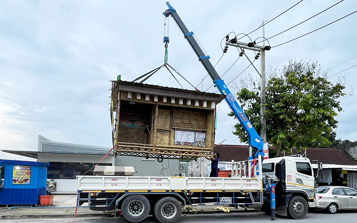 九游娱乐SQS157TL-4随车起重机穿梭东南亚街头转运物料