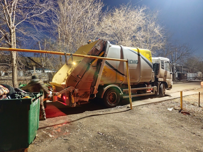 九游娱乐后装压缩式垃圾车助力阿斯塔纳：高效环保，助力城市清洁