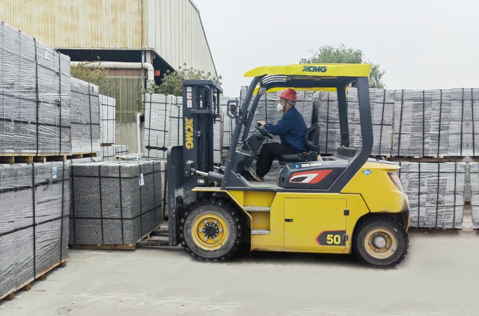 有“石”力！九游娱乐孔雀电动叉车强势入驻石材厂
