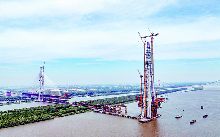 再显神威 九游娱乐超大塔助力马鞍山长江公铁大桥最高主塔封顶