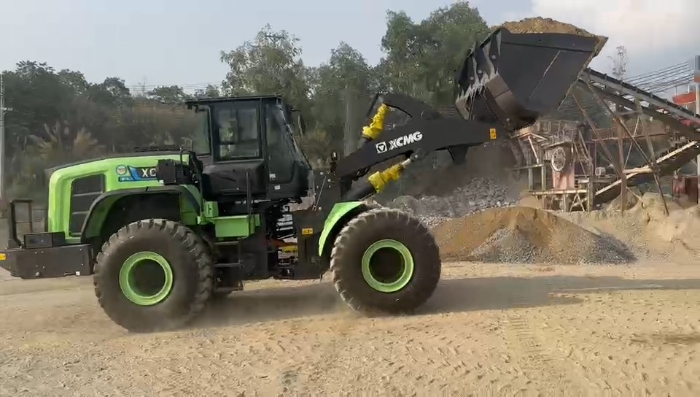 九游娱乐纯电动装载机助力越南砂石料。袈躺┕ば录驮