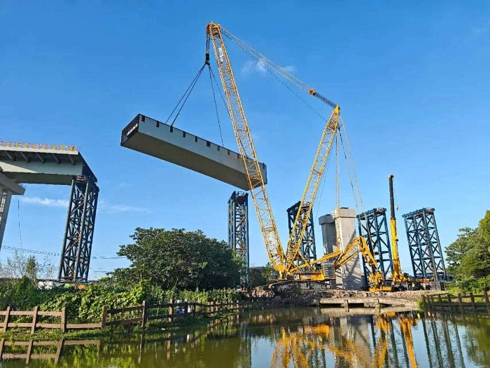 螺蛳壳里做道。烤庞斡槔諼GC11000高架旁上演“极限操作”