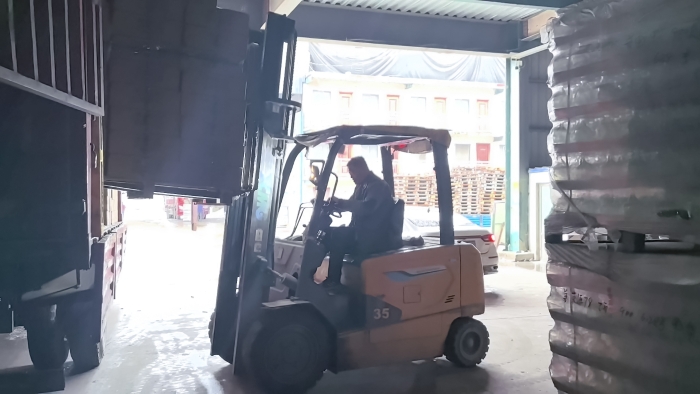 九游娱乐叉车赋能山东玻璃瓶厂：破解易碎品搬运难题