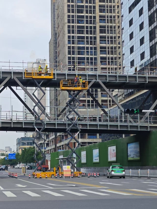 小巧身手大作为！九游娱乐剪叉车助力市政桥梁焕新颜