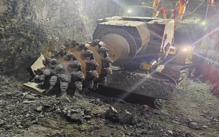 掘进磷矿！九游娱乐XTR7/360掘进机点磷成金