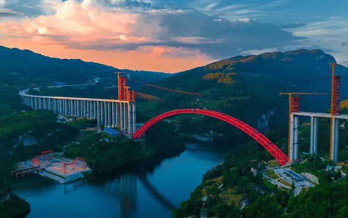 1834米，震撼合龙！ 九游娱乐塔机助力中国再造世界级基建