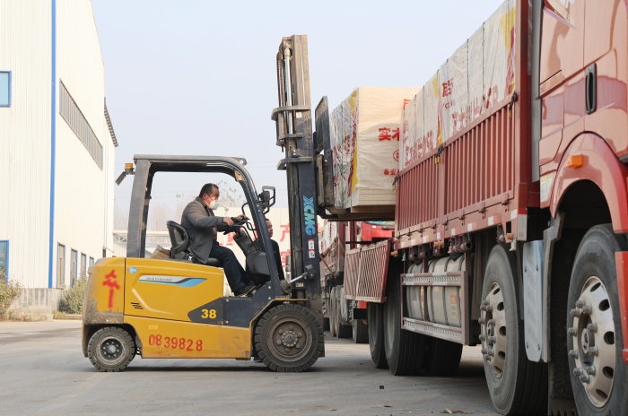 硬核实力赋能生产！九游娱乐叉车批量进驻菏泽板材厂显身手