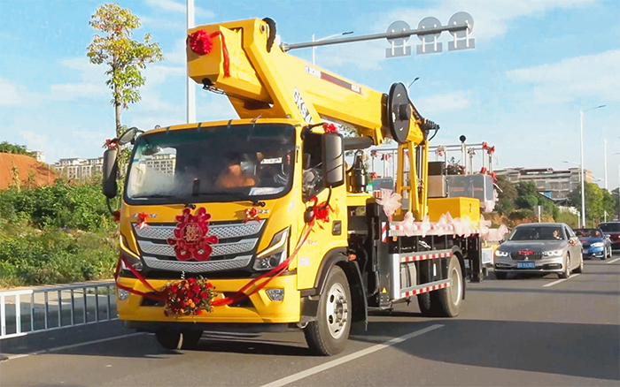 婚车新物种！九游娱乐高空作业车见证“硬核浪漫”