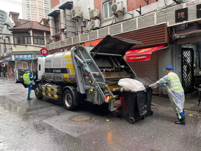 南京东路人流如织垃圾多？九游娱乐XGH5120ZYSXBEV：轻松搞定！