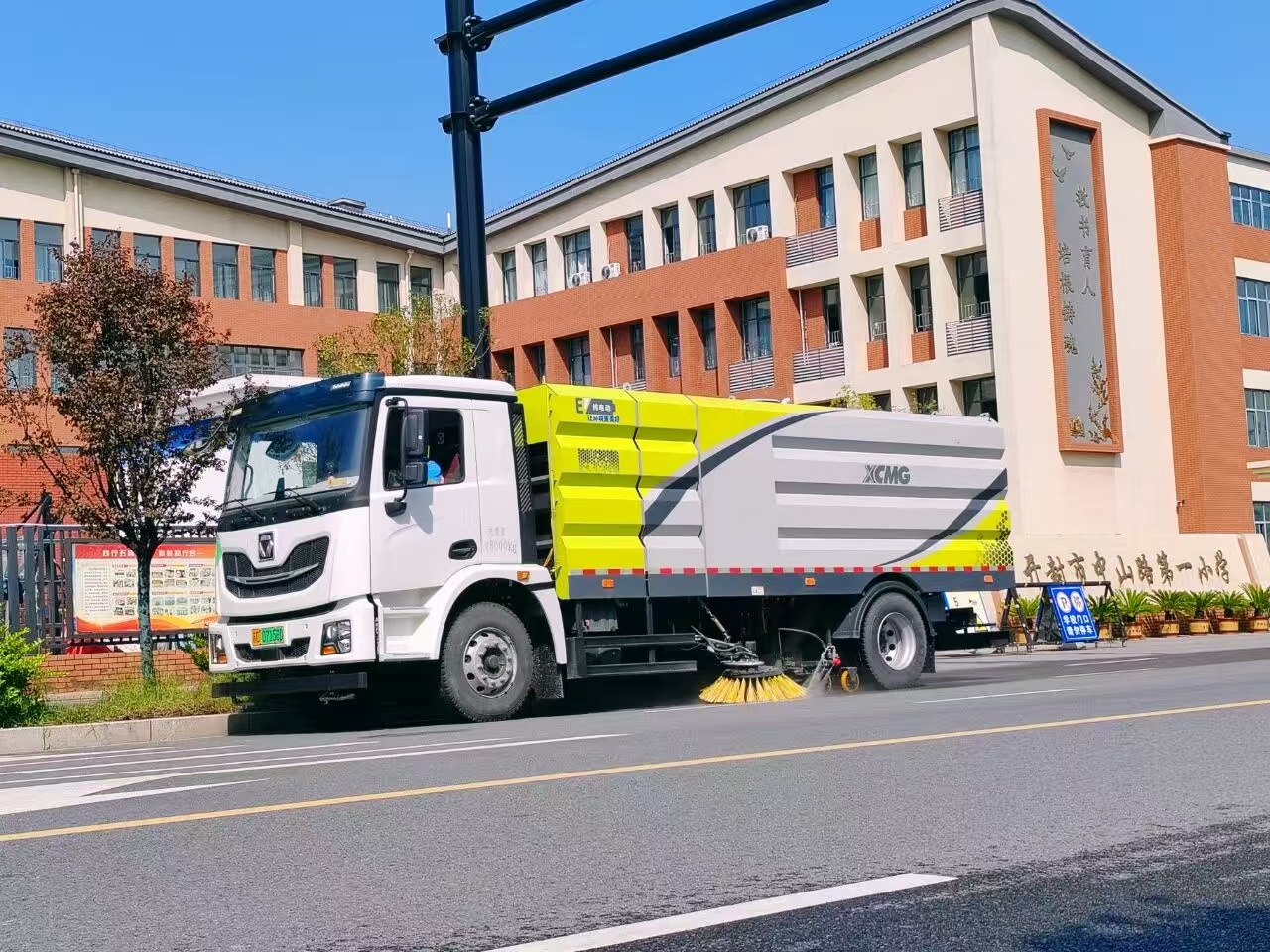 九游娱乐洗扫车“硬核出击”，开封中山路焕新升级