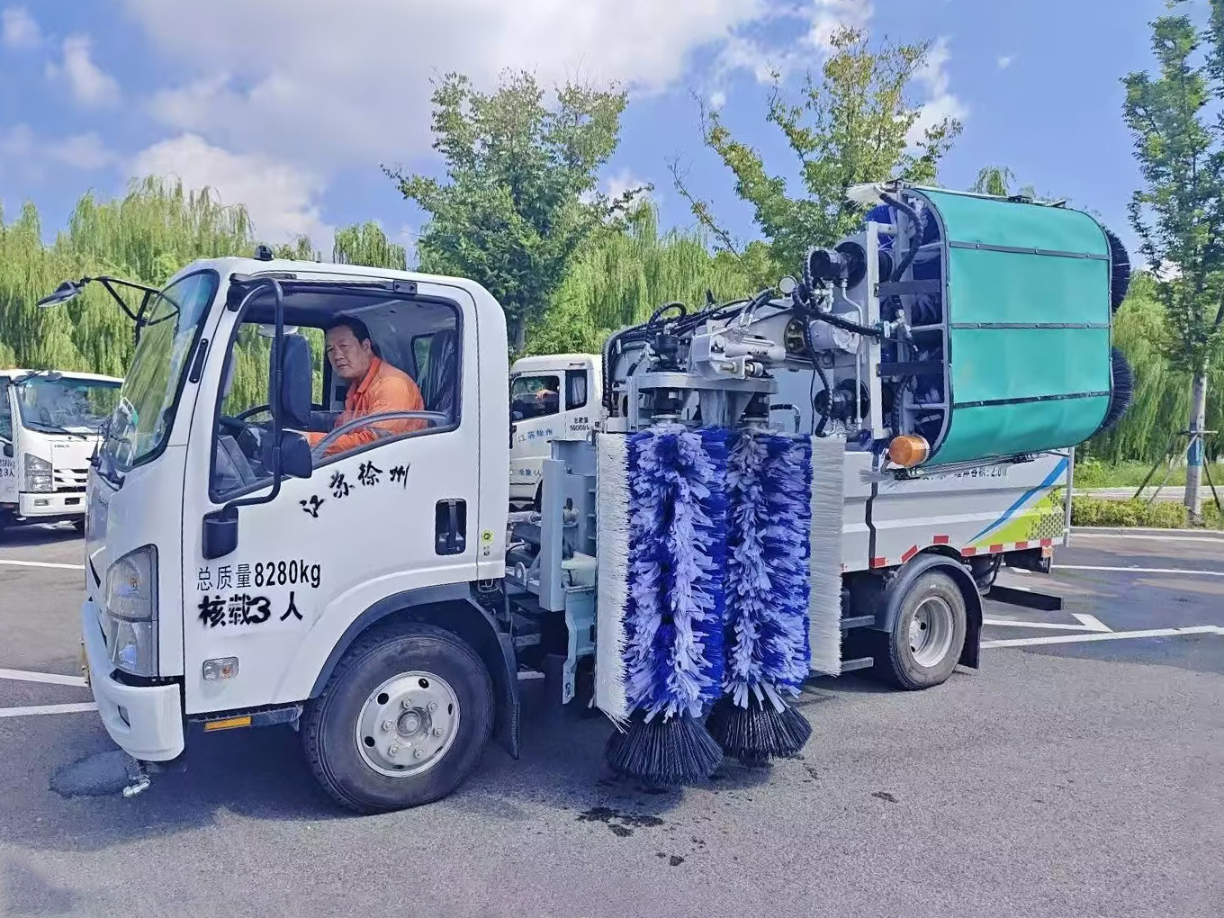 九游娱乐护栏清洗车：智慧守护徐州经开区的“城市美学”